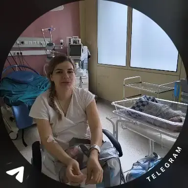 Видео-отзыв: женщина сидит в палате рядом с кроваткой новорождённого и говорит в камеру. Запись в круглом кадре мессенджера